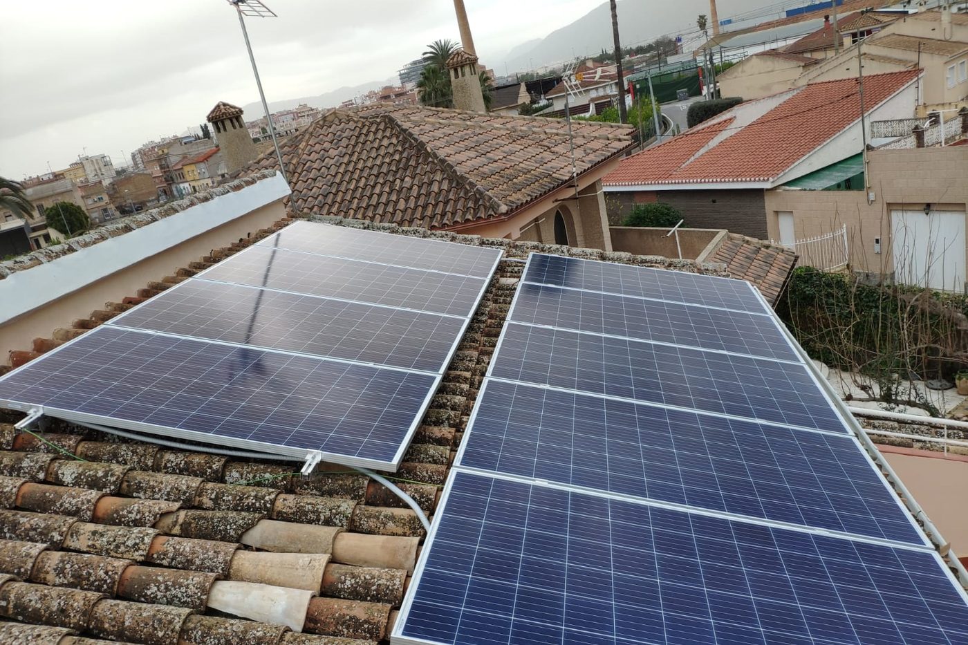 Panneaux solaires photovoltaïques installés sur une toiture près de Marseille
