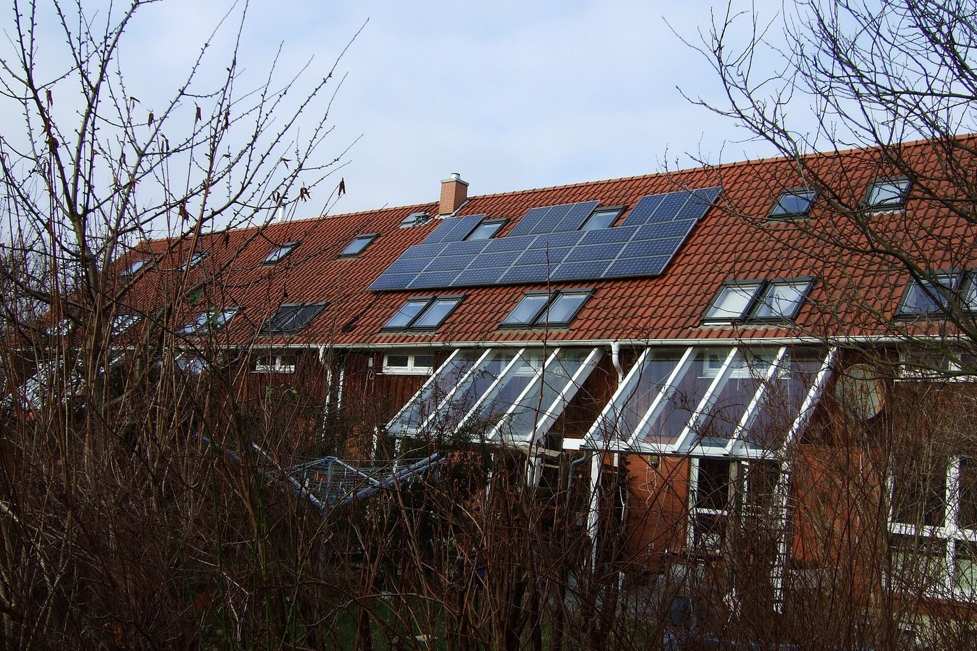 Panneaux solaires photovoltaïques installés sur une toiture près de Lyon
