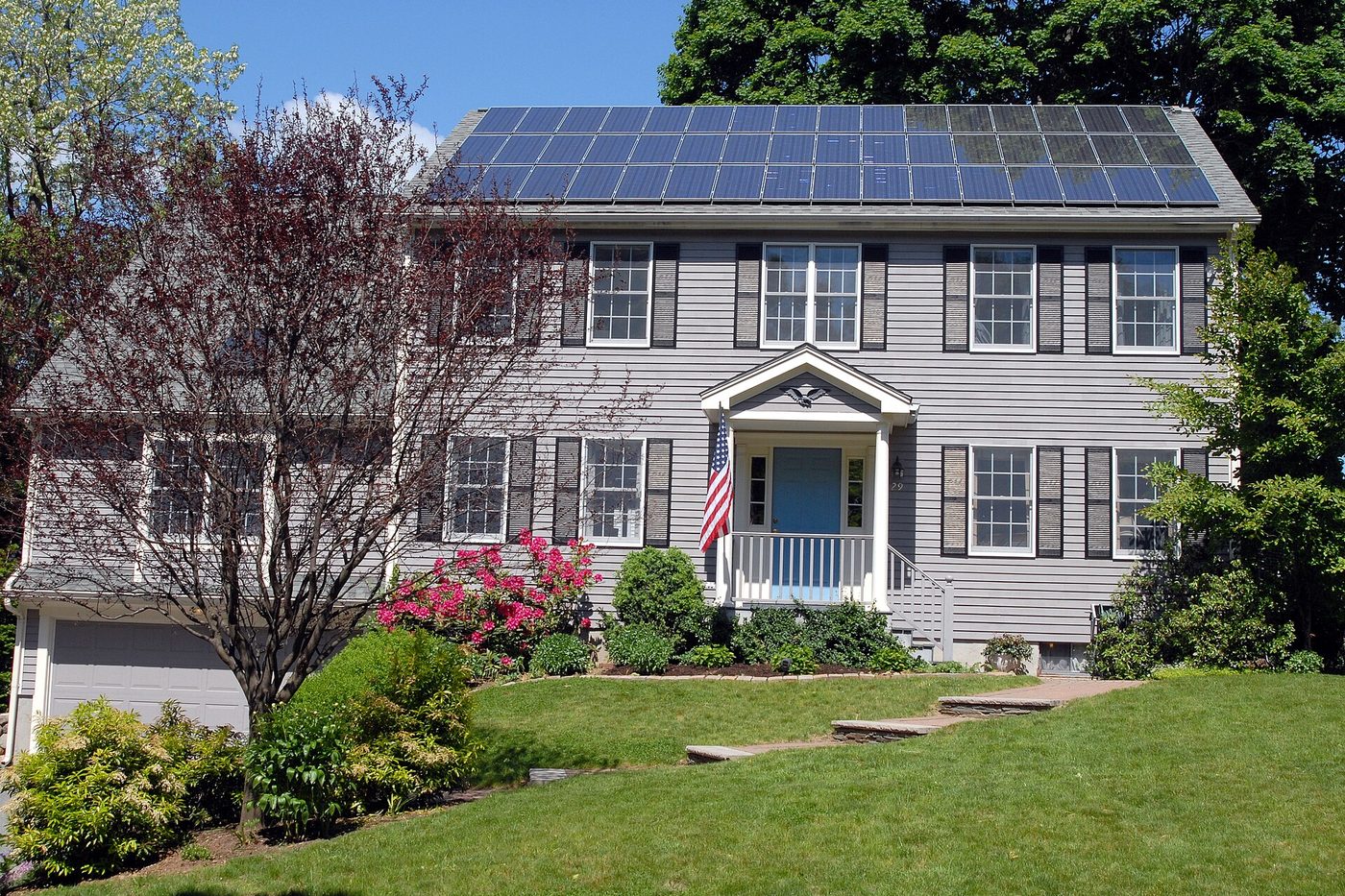 Panneaux solaires photovoltaïques installés sur une toiture près de Toulouse