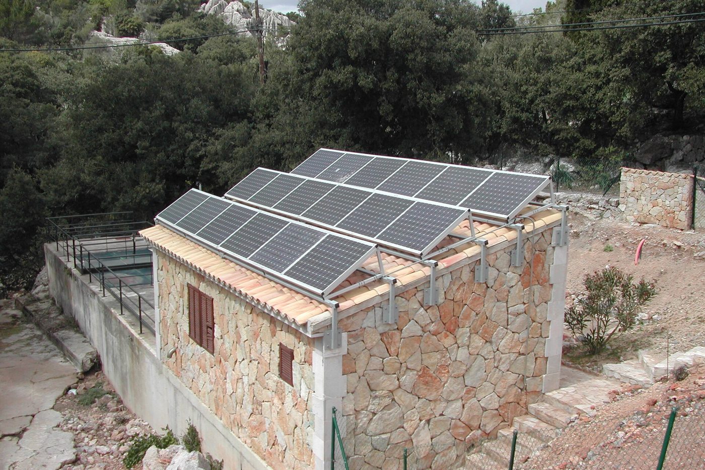 Panneaux solaires photovoltaïques installés sur une toiture près de Anglet