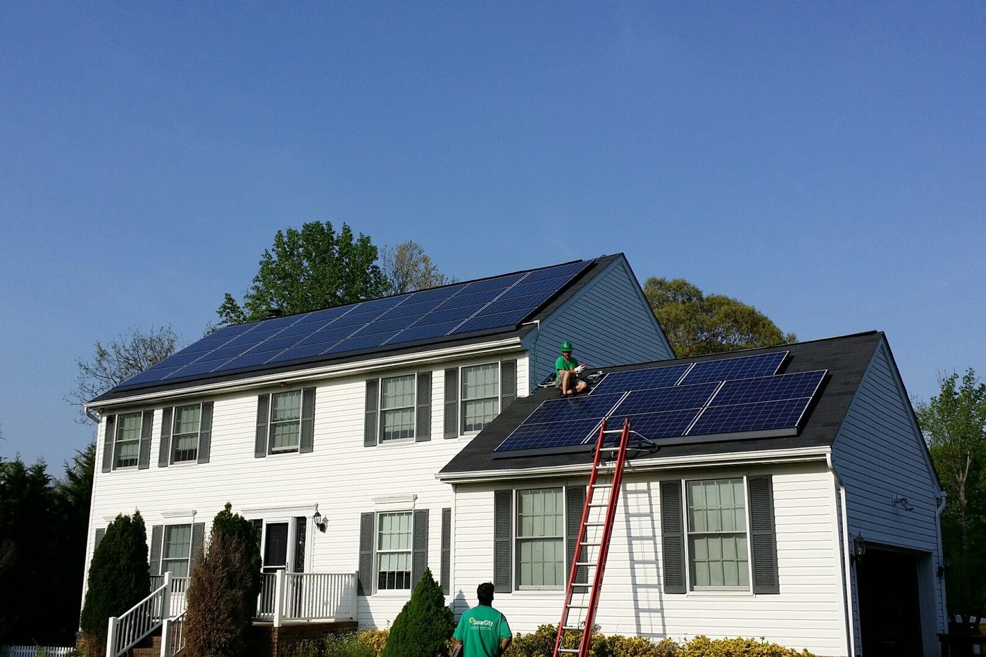 Panneaux solaires photovoltaïques installés sur une toiture près de Nantes