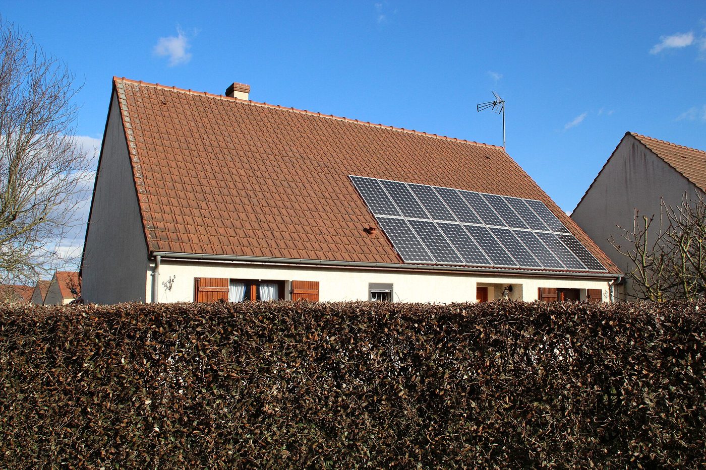 Panneaux solaires photovoltaïques installés sur le toit d'une maison individuelle